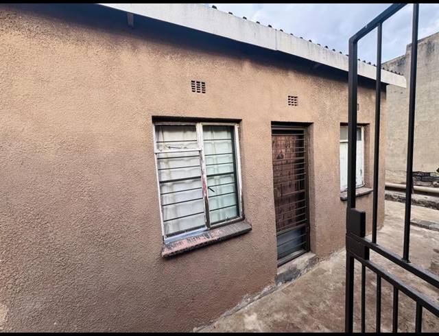 3 BEDROOM HOUSE FOR SALE IN DIEPKLOOF ZONE 6